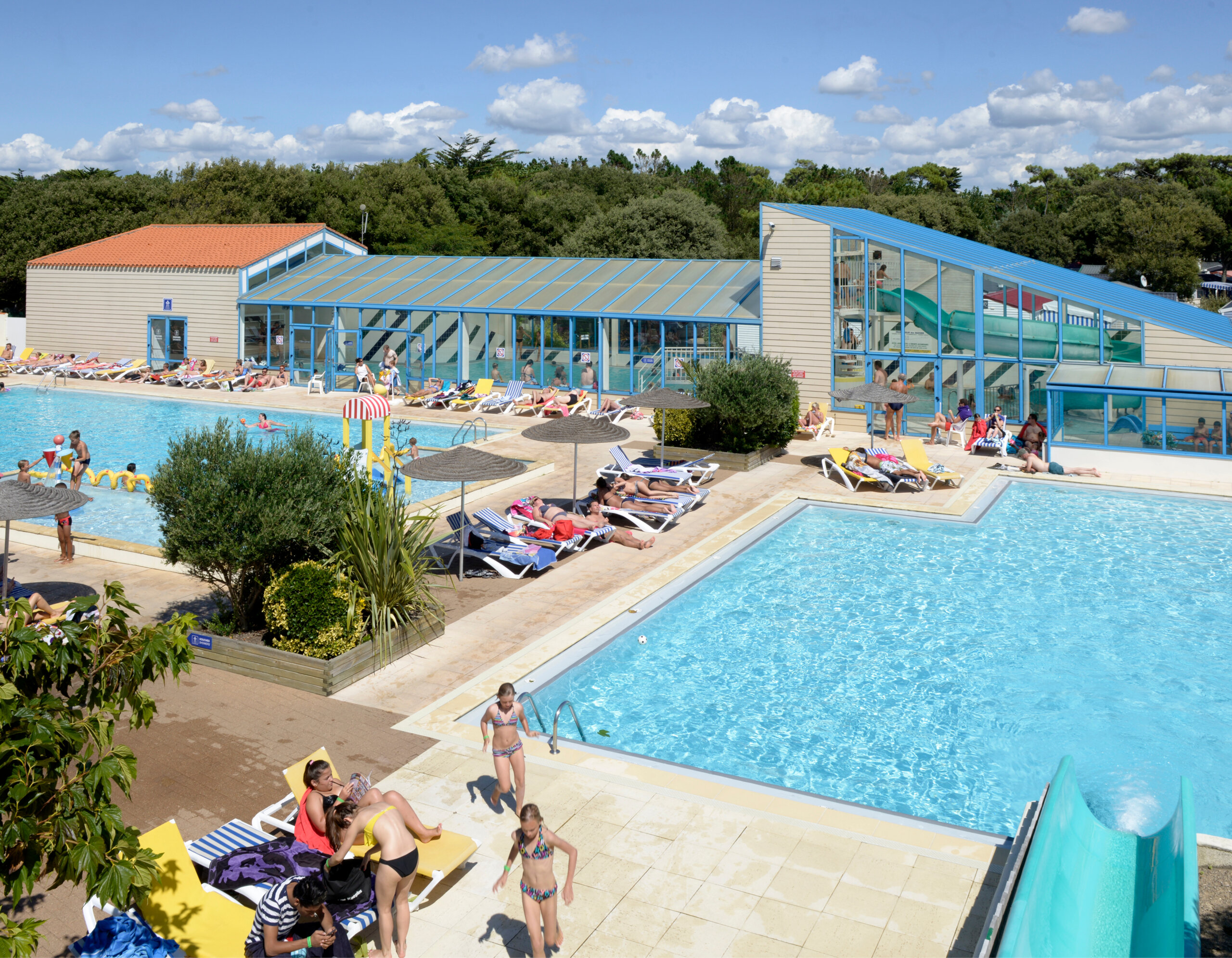 camping piscine chauffée extérieure et intérieure